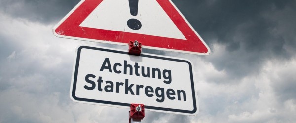 303588395-warnschild-achtung-starkregen-dpa-report100-v-sr-169-1440-600x250-crop-45-82.jpg